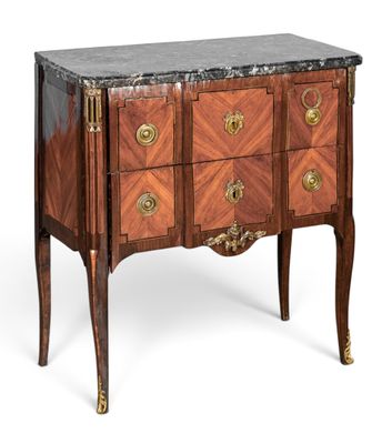 une image d'une commode avec un plateau en marbre