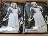 deux boîtes de costumes se trouvent dans un carton posé sur une table