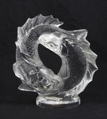 une sculpture en verre représentant un poisson sur fond noir