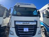 deux camions garés l'un à côté de l'autre dans un parking