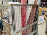 un chariot métallique contenant de nombreux articles dans un entrepôt