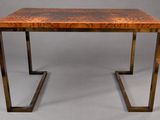 une table en bois avec des pieds en métal et un plateau marron