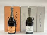 deux bouteilles de champagne et une boîte de vin posées sur une table