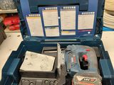 une boîte à outils bleue avec des outils sur une table