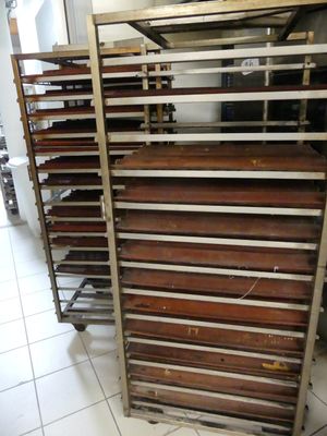 de nombreuses étagères remplies de plateaux en bois dans la cuisine