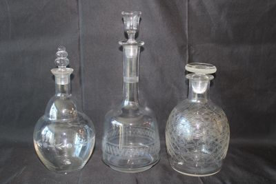 3 carafes en verre, gravures, anciennes