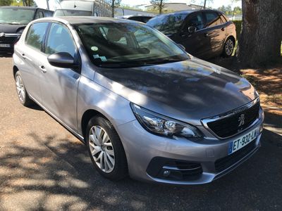 une voiture argentée garée sur le bord de la route