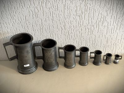 de nombreux types de tasses à café alignées sur une table