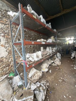 de nombreux objets qui se trouvent sur les étagères de la pièce