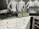 Plusieurs mannequins sont alignés devant un bureau sur lequel se trouve un ordinateur.