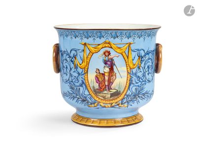 un vase bleu sur lequel est représenté un homme et une femme