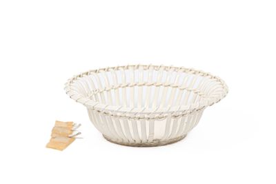 Coupe en faïence fine ajourée, émaillée crème, à décor à l'i… - Photo 1