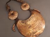 une photo d'un collier composé de perles en métal et en bois