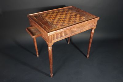 Table tric-trac en acajou plaqué sur le dessus d'un jeu de d… - Photo 1