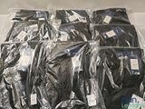 beaucoup de t-shirts noirs emballés dans du plastique, posés sur une table