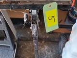 une personne debout à côté d'un chariot élévateur sur lequel est apposé un autocollant