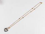 un gros plan d'un collier orné d'un pendentif en forme d'étoile et de lune