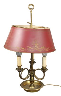 une lampe munie d'un abat-jour rouge