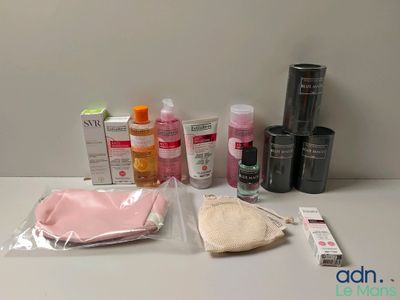 un grand nombre d'objets posés sur une table