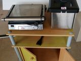 un grille-pain et un four grille-pain posés sur une table