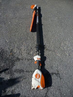 un scooter orange et blanc garé dans la rue