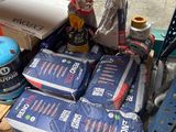 de nombreux sacs de nourriture posés sur une palette dans un entrepôt