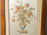 tableau représentant des fleurs dans un vase posé sur une table, dans un cadre en bois