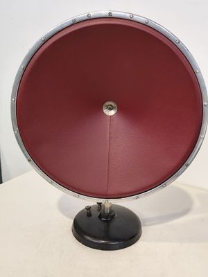 un objet rouge et argenté posé sur une table blanche
