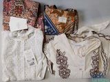 de nombreux types de vêtements exposés sur la table