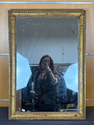 une femme se prenant en photo dans un miroir