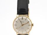 gros plan d'une montre sur une surface blanche