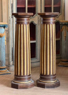 Paire de sellettes en forme de colonnes doriques Bois moulur…