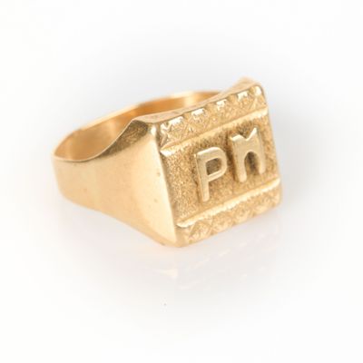 Bague chevalière en or monogrammée PM. Poids : 7, 4 gr - Photo 1