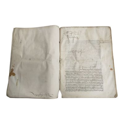 un vieux livre écrit posé sur une table