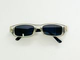 des lunettes de soleil sur fond blanc, avec l'inscription « art flow »