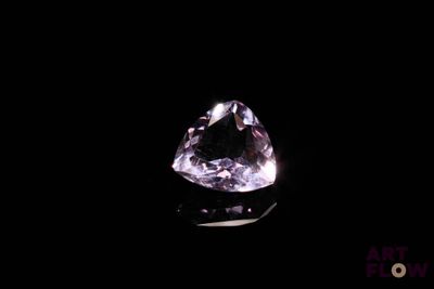 gros plan d'un diamant violet sur une surface noire