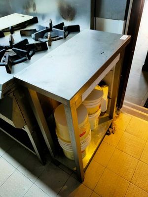 une image d'une cuisine avec une cuisinière et un évier
