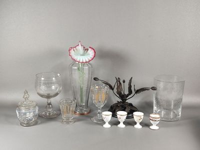 beaucoup de vases et de verres sur la table