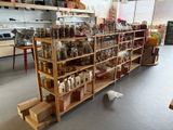 une étagère sur laquelle sont posées de nombreuses bouteilles et boîtes
