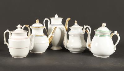 un ensemble de théières et de cafetières blanches et dorées