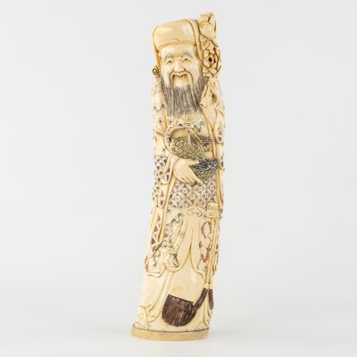 une figurine ancienne en ivoire sculpté représentant un homme barbu