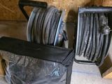deux chaises assises l'une à côté de l'autre dans une pièce