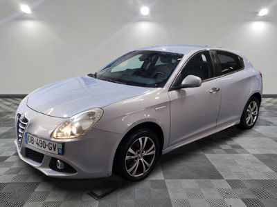 la voiture argentée est garée dans le garage sur le sol en damier