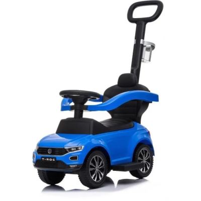 une petite voiture bleue pour enfants, à chevaucher, équipée de roues