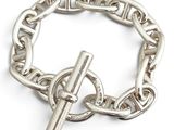 bracelet à chaîne en argent orné d'une croix, sur fond blanc