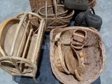 un tas de paniers en osier et d'autres objets par terre