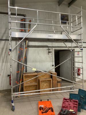 un échafaudage métallique dans un bâtiment, muni d'une échelle