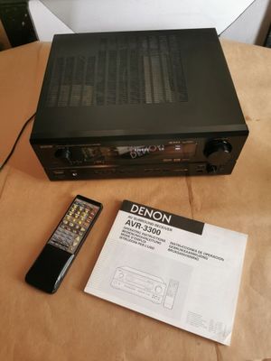 une télécommande à côté d'un amplificateur Denon AVR-3500