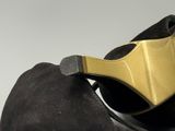 un gros plan sur une paire de chaussures sur lesquelles est posé un masque