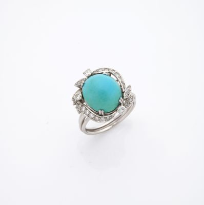 une bague ornée d'une pierre turquoise et de diamants, sur fond blanc